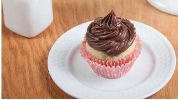 CLASSIC YELLOW CUPCAKES