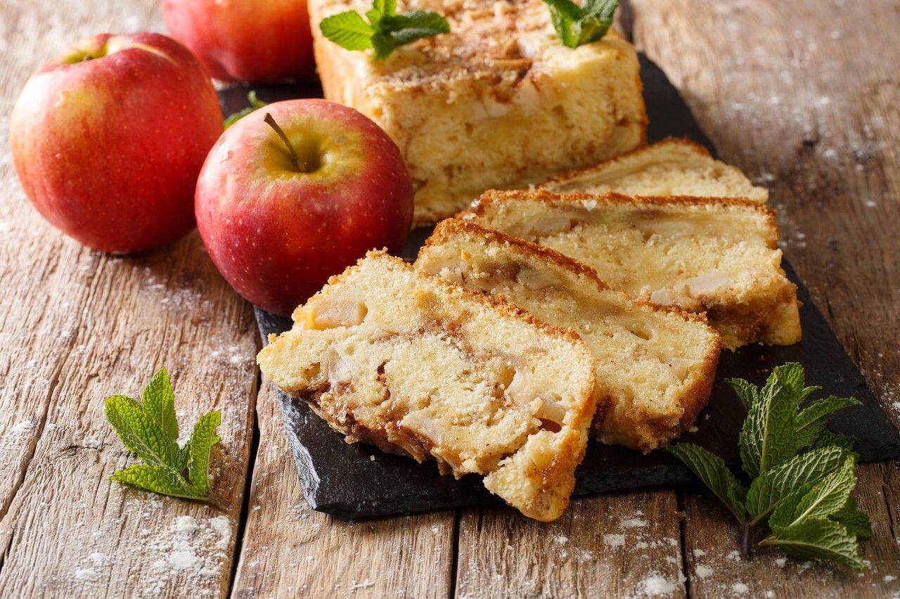 APPLE CINNAMON CAKE