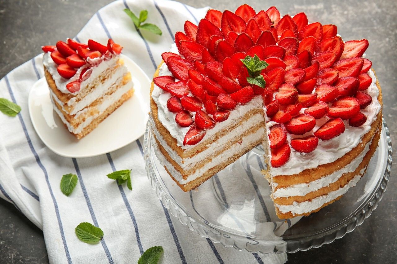 STRAWBERRY AND CREAM CAKE