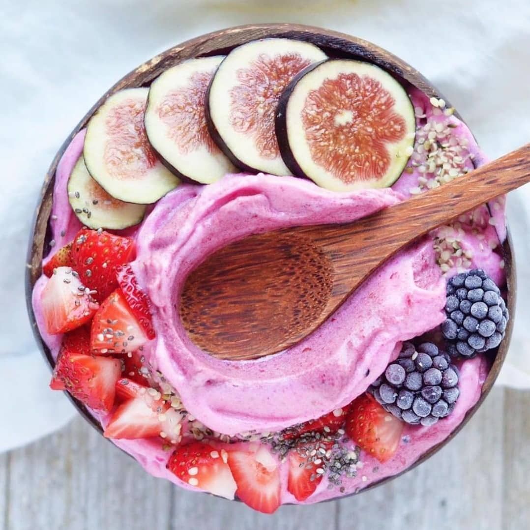 Dragon fruit smoothie bowl