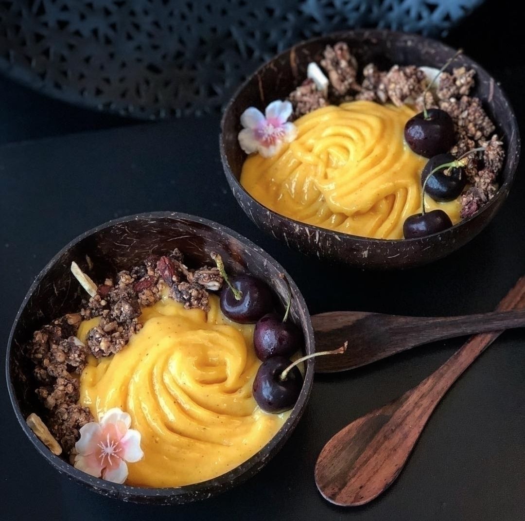 Peach & mango smoothie bowl
