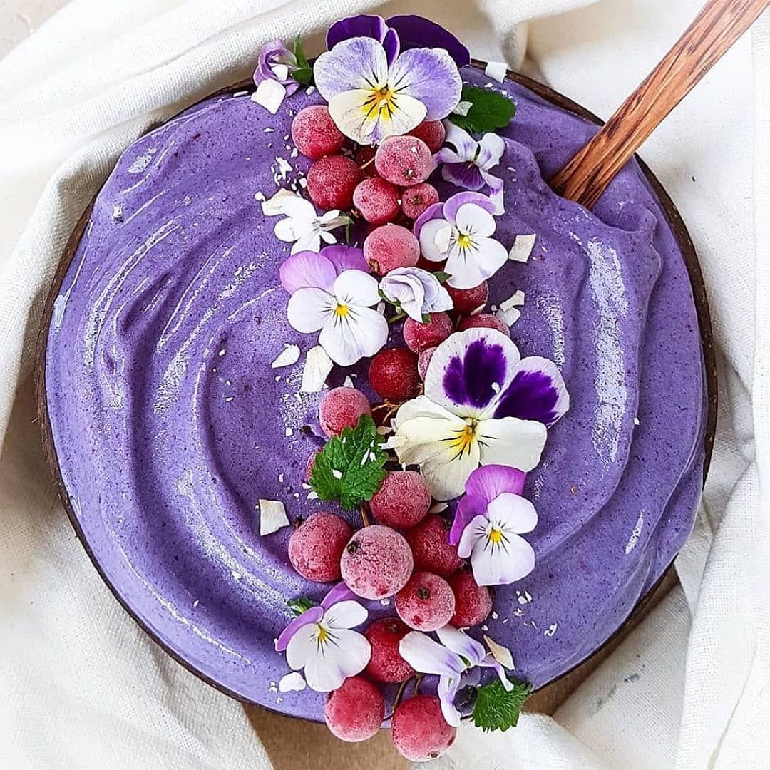 Blueberry, acai and spinach smoothie bowl