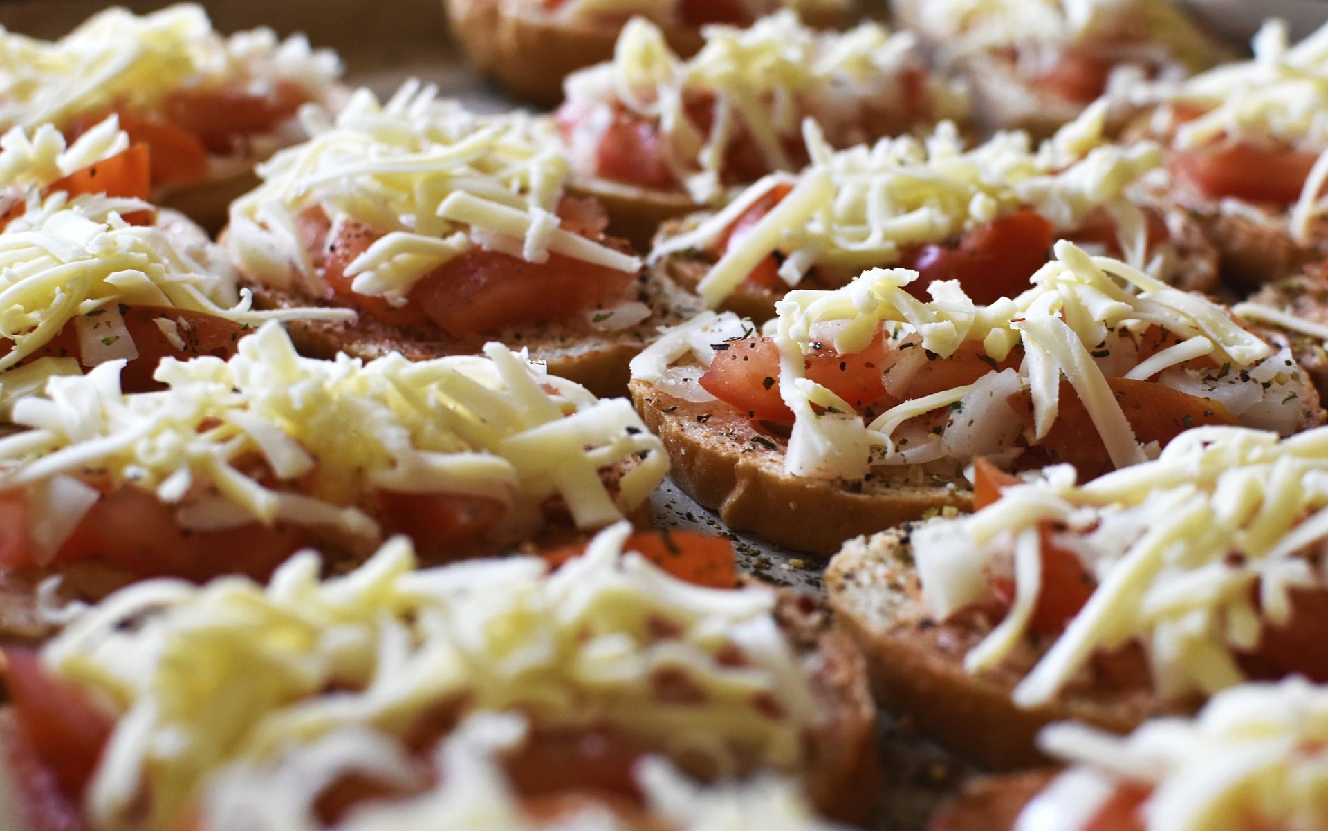 ITALIAN-HERBED CHICKEN AND MOZZARELLA MELTS