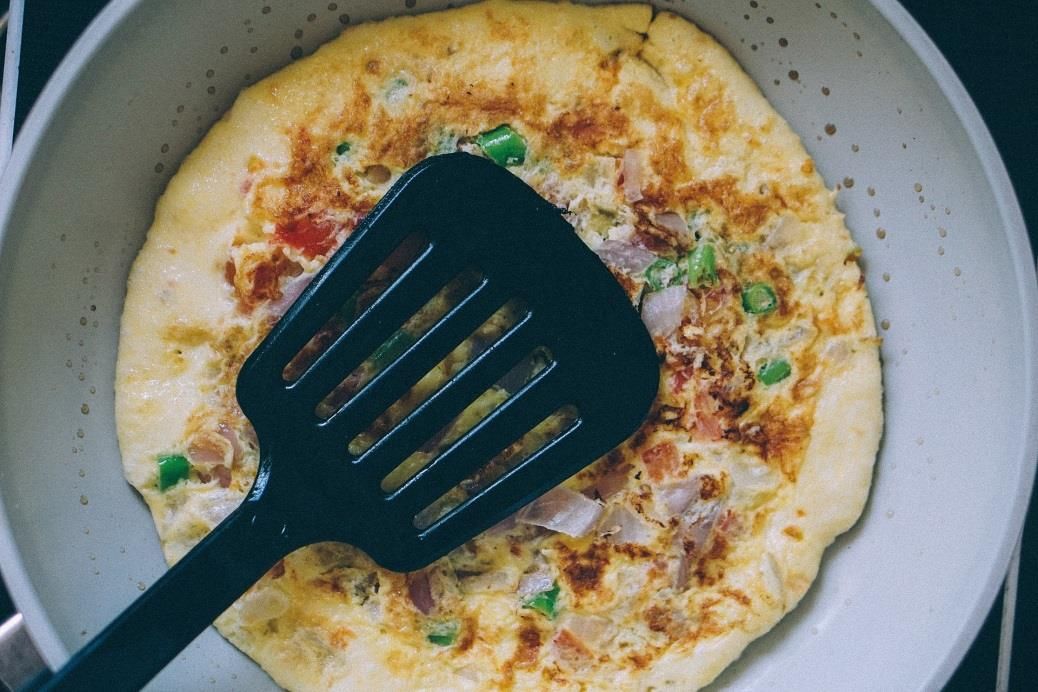 PIZZA OMELET WITH MOZZARELLA & PEPERONI