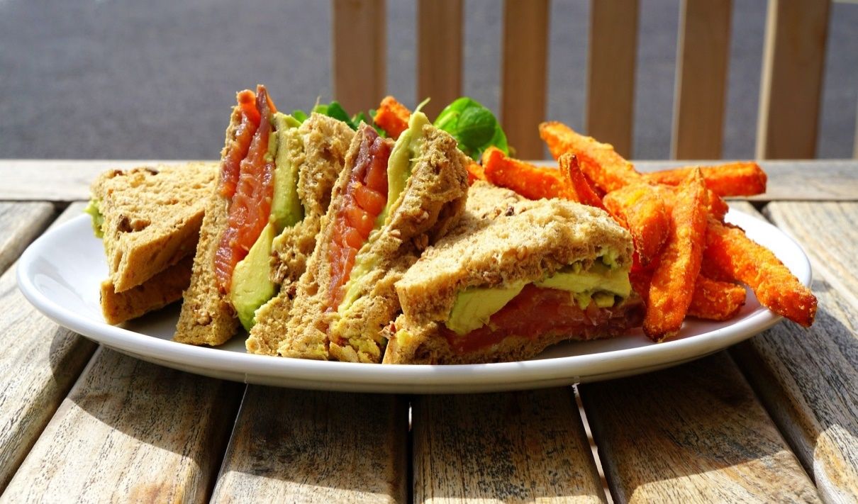 AVOCADO & TOMATO SANDWICH