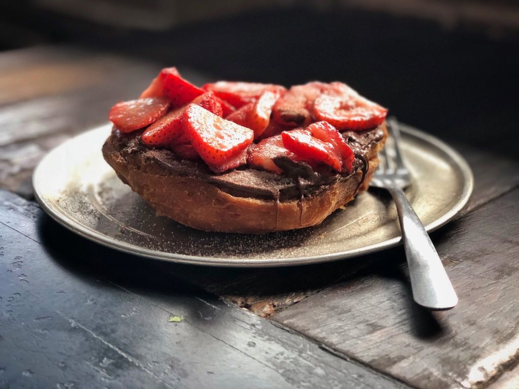 ALMOND BUTTER & BERRY TOAST