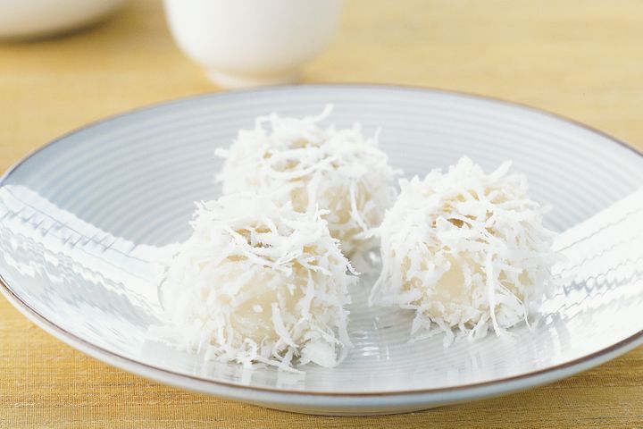 Step-by-step steamed banana and coconut cakes