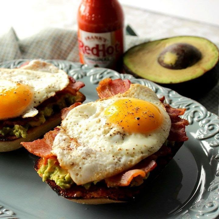 AVOCADO TOAST WITH BACON