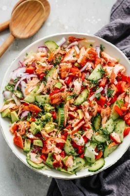 SALMON WITH MEDITERANEAN SALAD