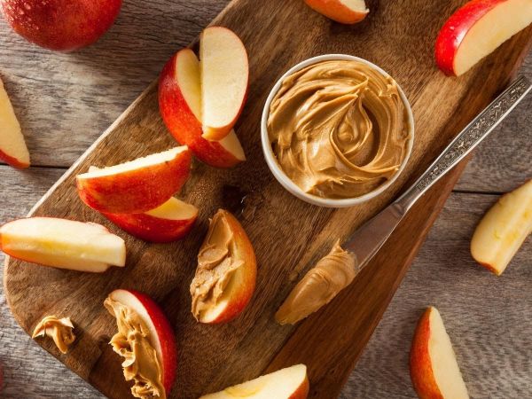 APPLE SLICES WITH PEANUT BUTTER